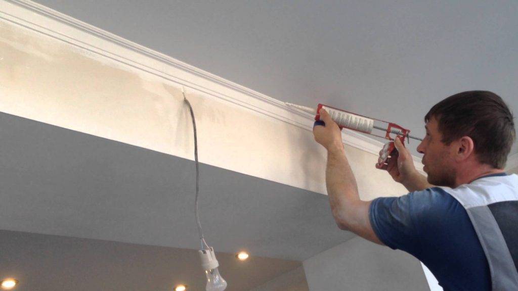 Пластиковые плинтуса для потолка — плюсы и минусы, подготовка и крепление