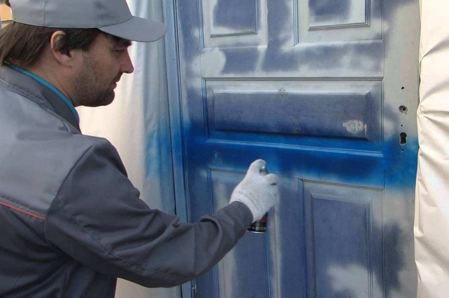 Чем покрасить входную металлическую дверь: подробное руководство
