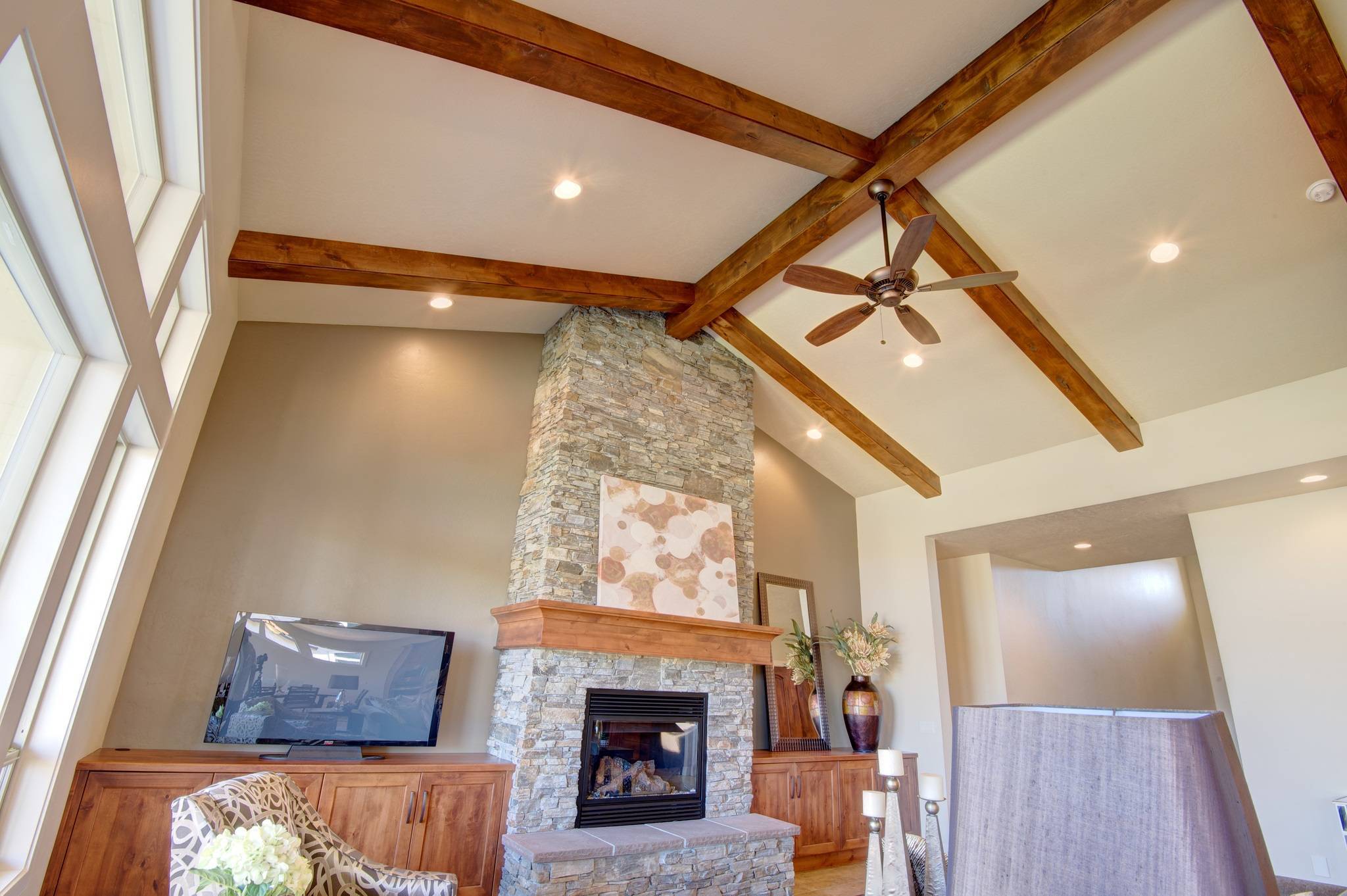 Как сделать потолок в деревянном доме — от монтажа до декоративной отделки