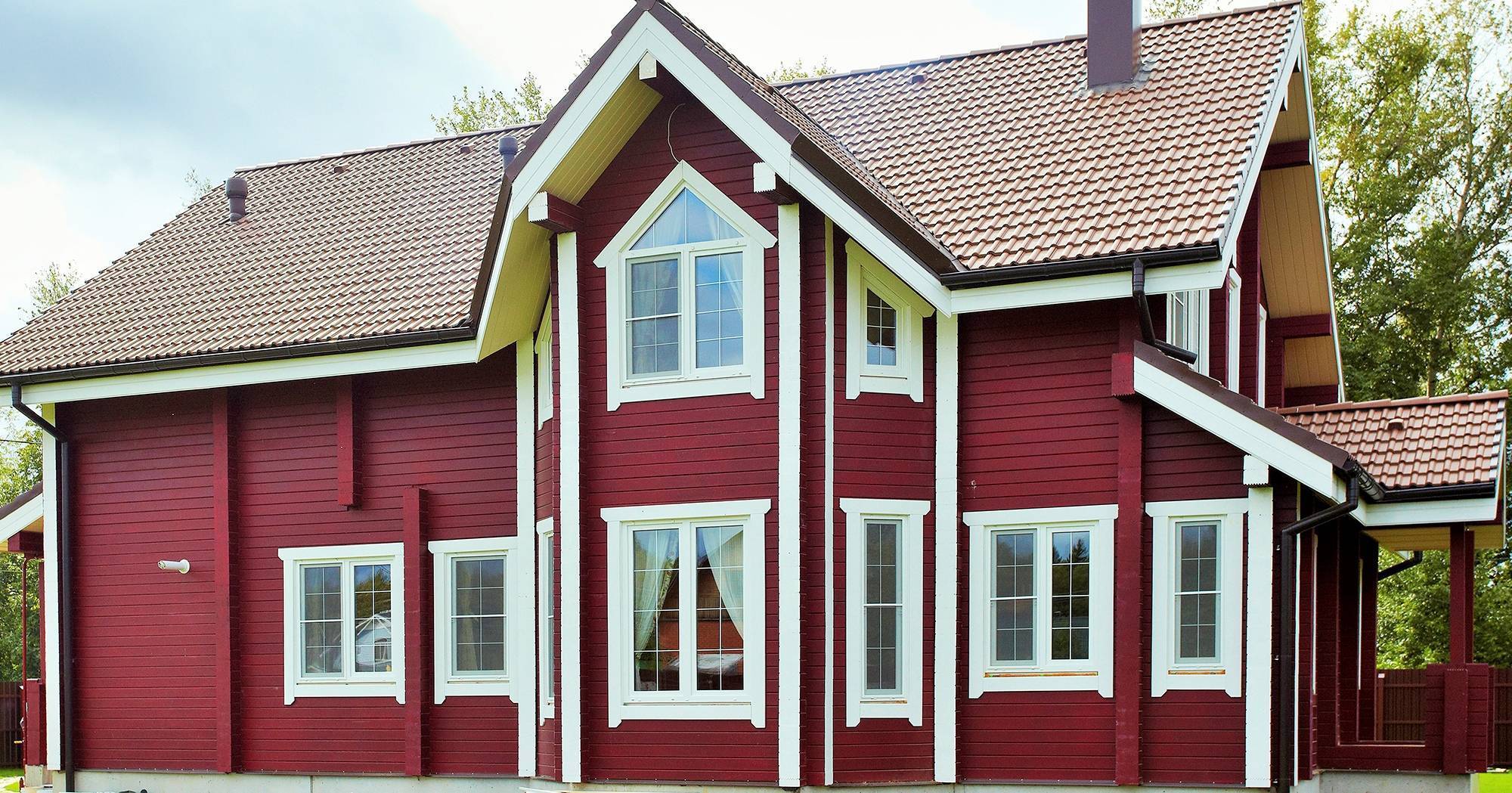Чем можно покрасить деревянный дом снаружи?