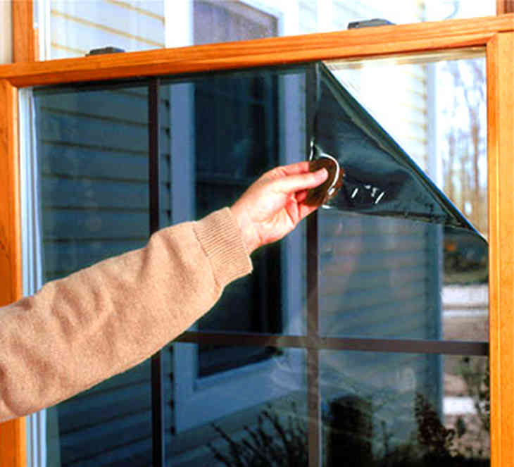 Теплосберегающая пленка для окон: как выбрать и установить защитный материал на стекло во время холодов