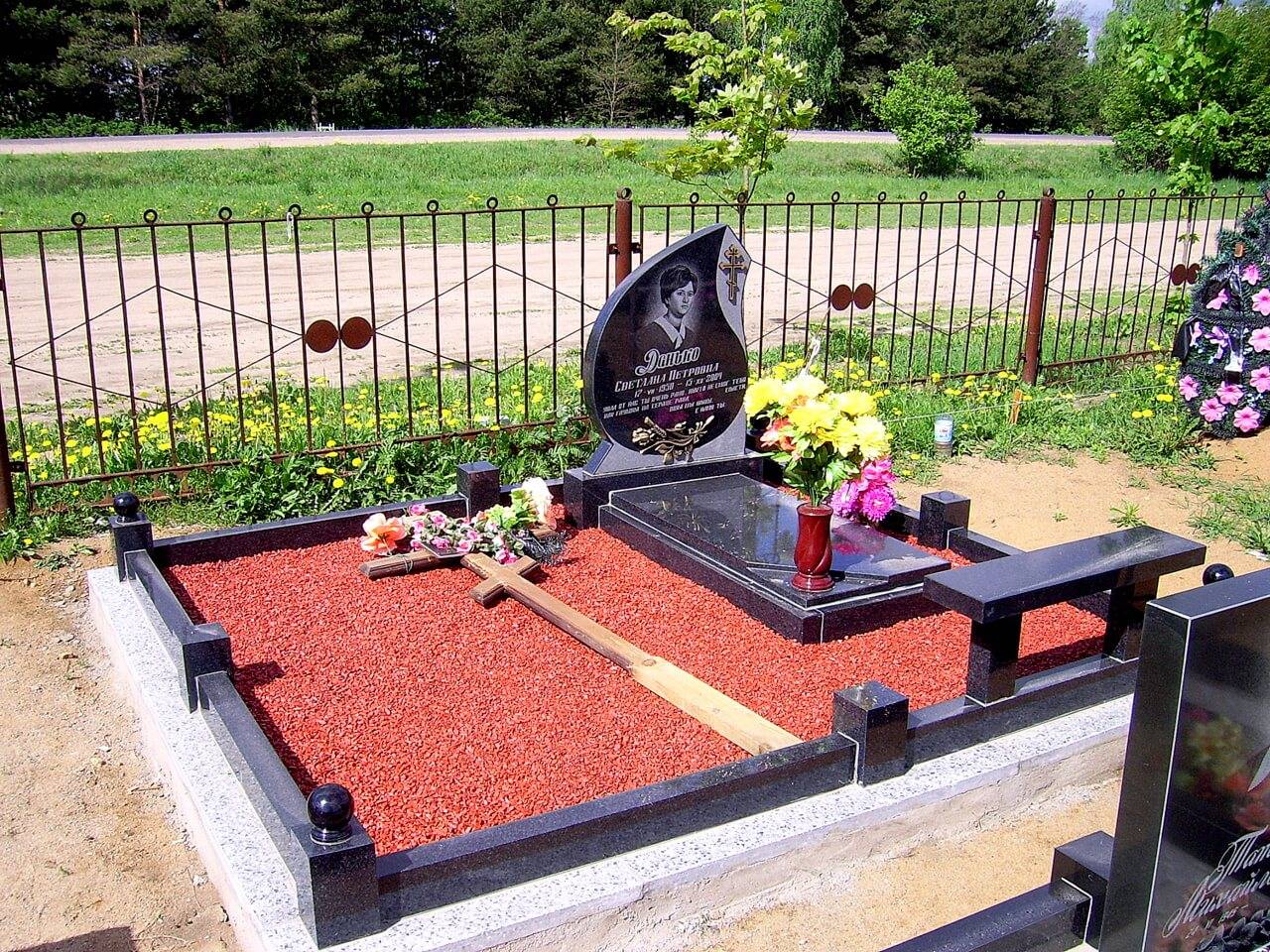 Как оформить могилу на кладбище красиво и правильно: укладка плиты, дорожек, ограды и скамьи, озеленение участка своими руками