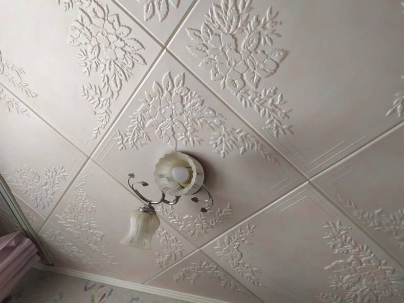 Покраска потолка из пенопласта