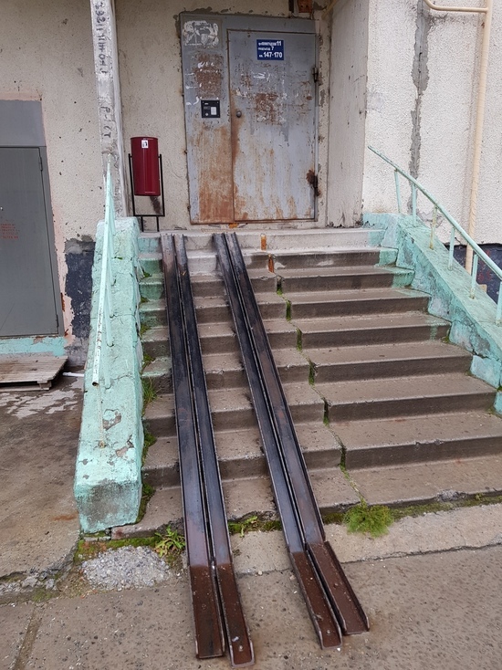 Установка пандуса в подъезде по закону. пандус в подъезде: закон, требования и нормы