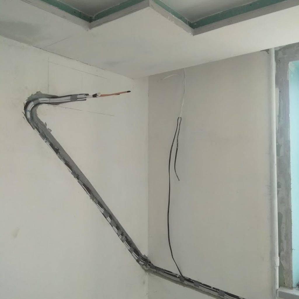 Как правильно сделать проводку под натяжным потолком » сайт для электриков - советы, примеры, схемы
