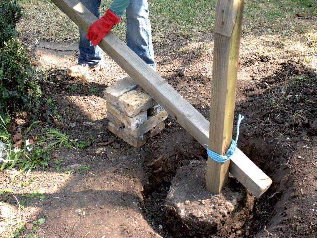 Как установить правильно столбы для забора на глинистой почве