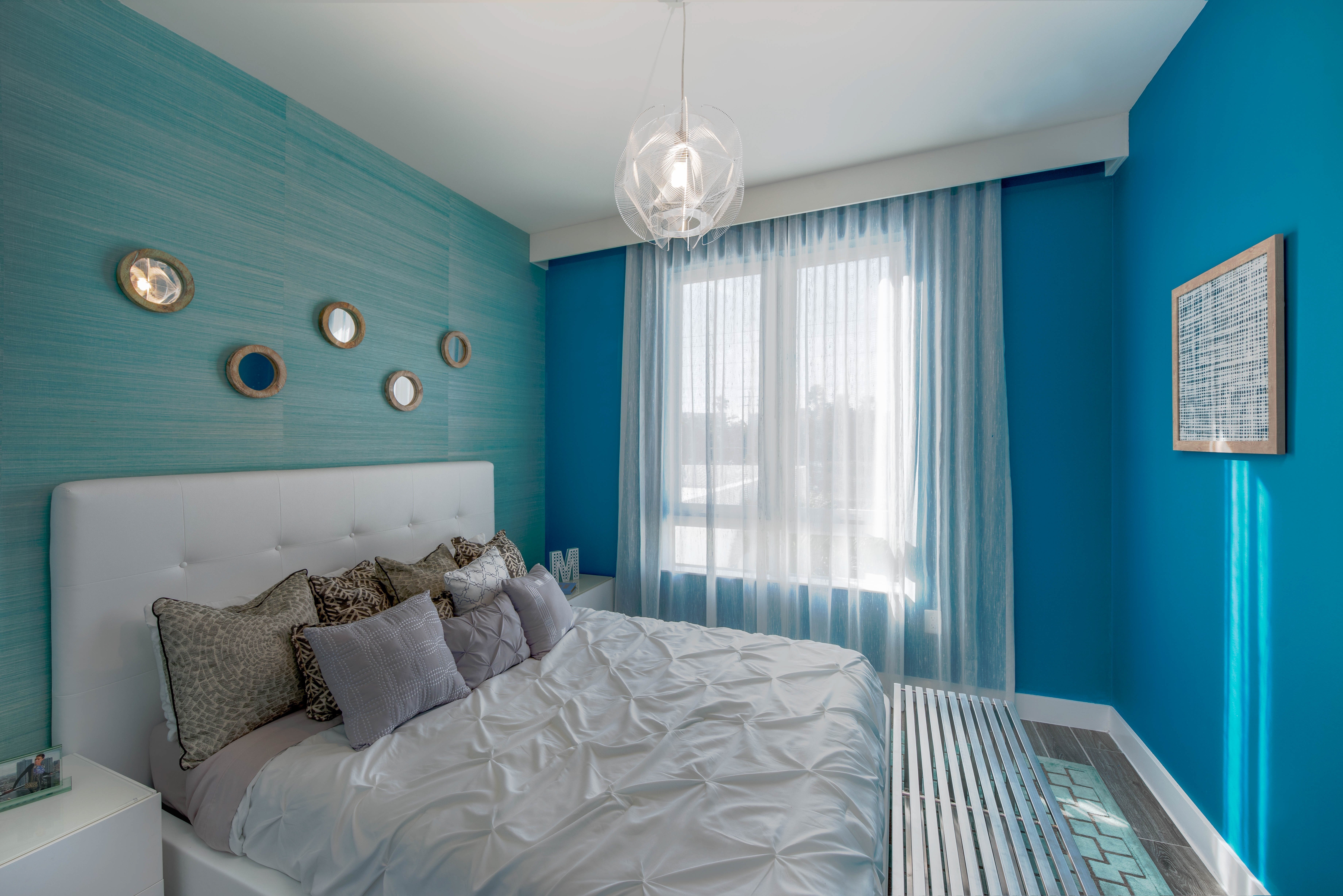 серо голубой цвет в интерьере спальни