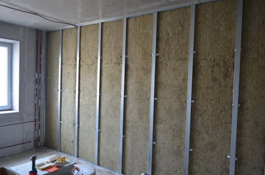 Гипсокартон, обшивка стен из кирпича или бетона: как проводится отделка в квартире или снаружи дома, как правильно монтировать каркас и клеить листы гкл на потолок и стены