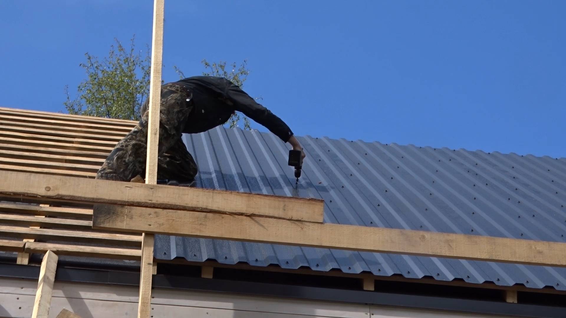 Крыша из металлопрофиля своими руками: характеристика материала, устройство кровли, правила монтажа и отделки фронтонов