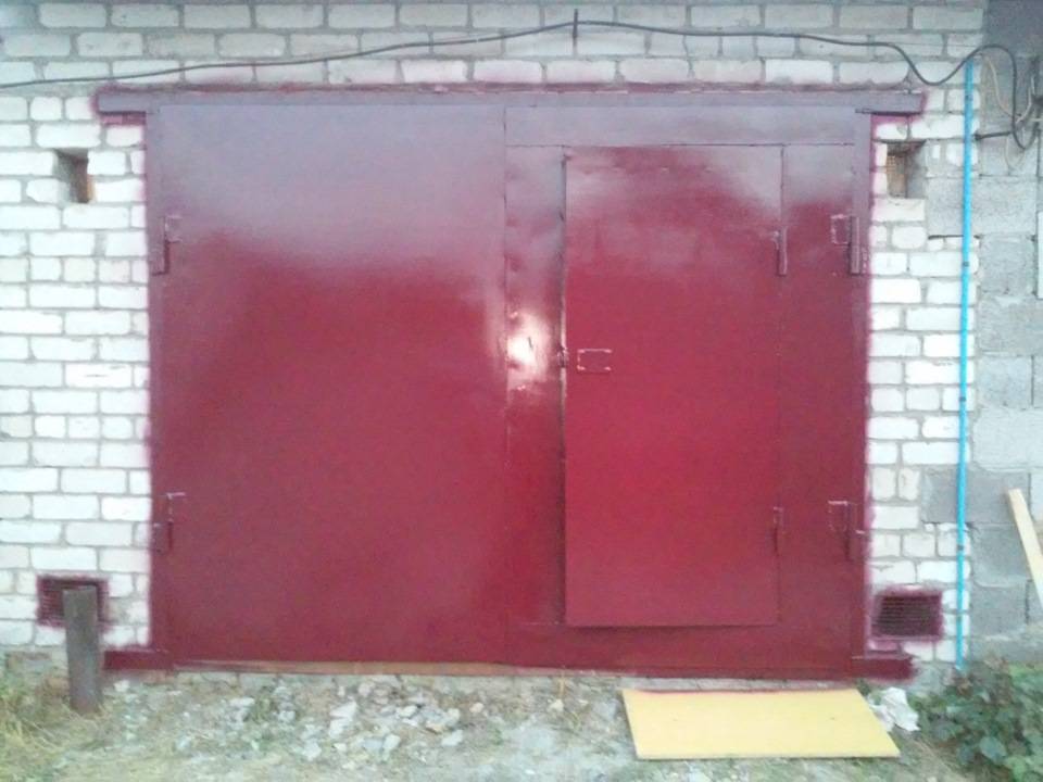 Как покрасить гаражные ворота своими руками, выбор состава и очистка поверхности. как покрасить металлические ворота своими руками? какой краской лучше покрасить железные ворота