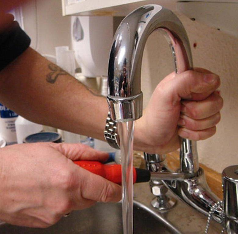 Течет кран в ванной – как починить смеситель и устранить протечку своими руками?