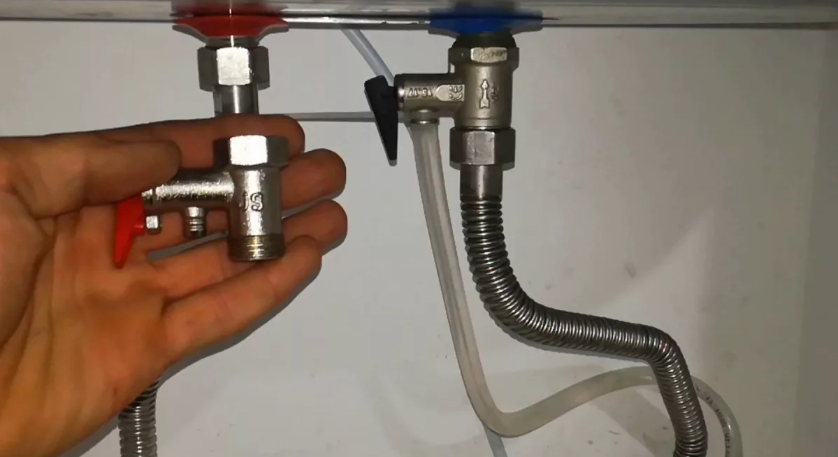Почему капает вода из предохранительного клапана водонагревателя и как исправить поломку