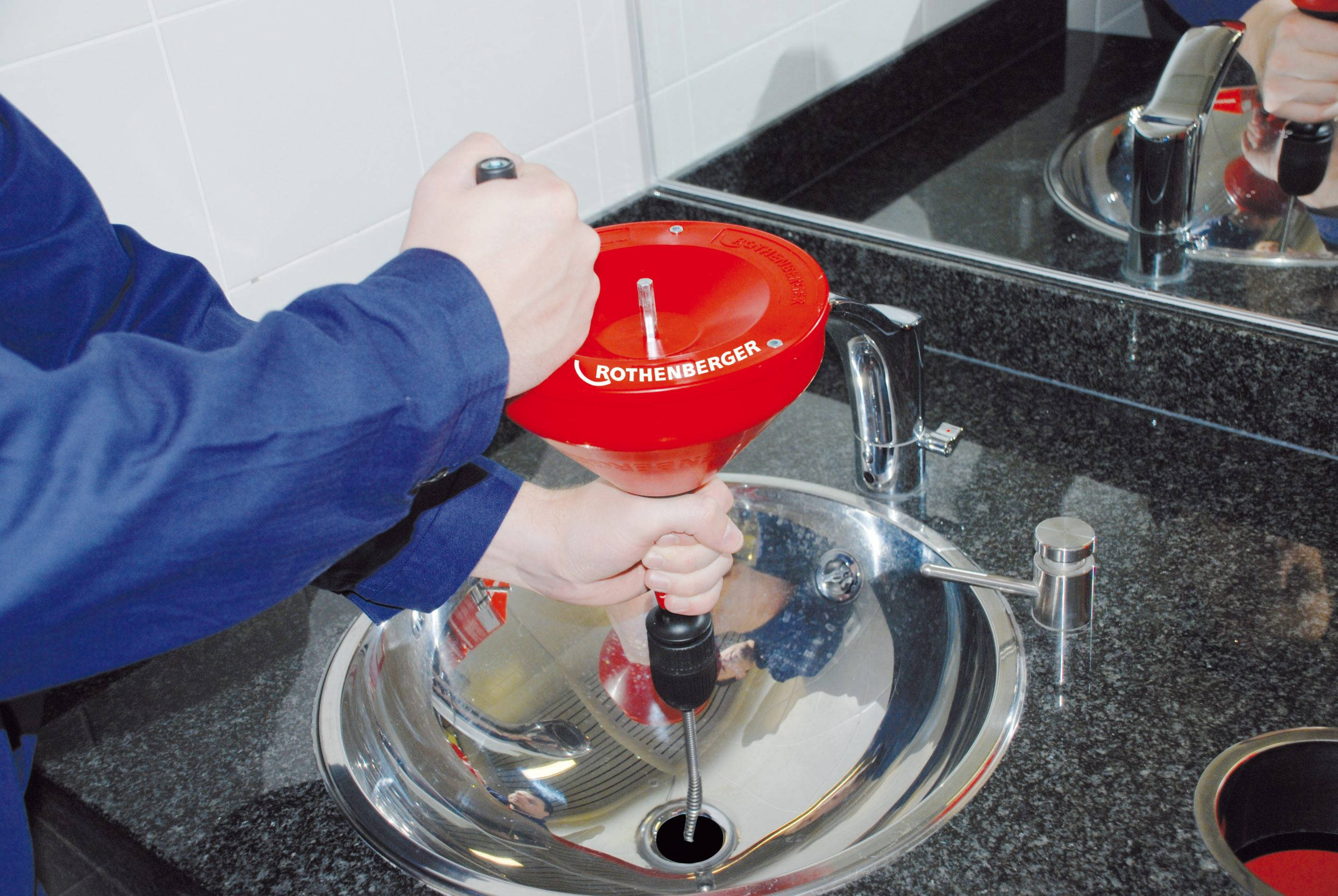 Почистить слив в раковине на кухне домашних условиях