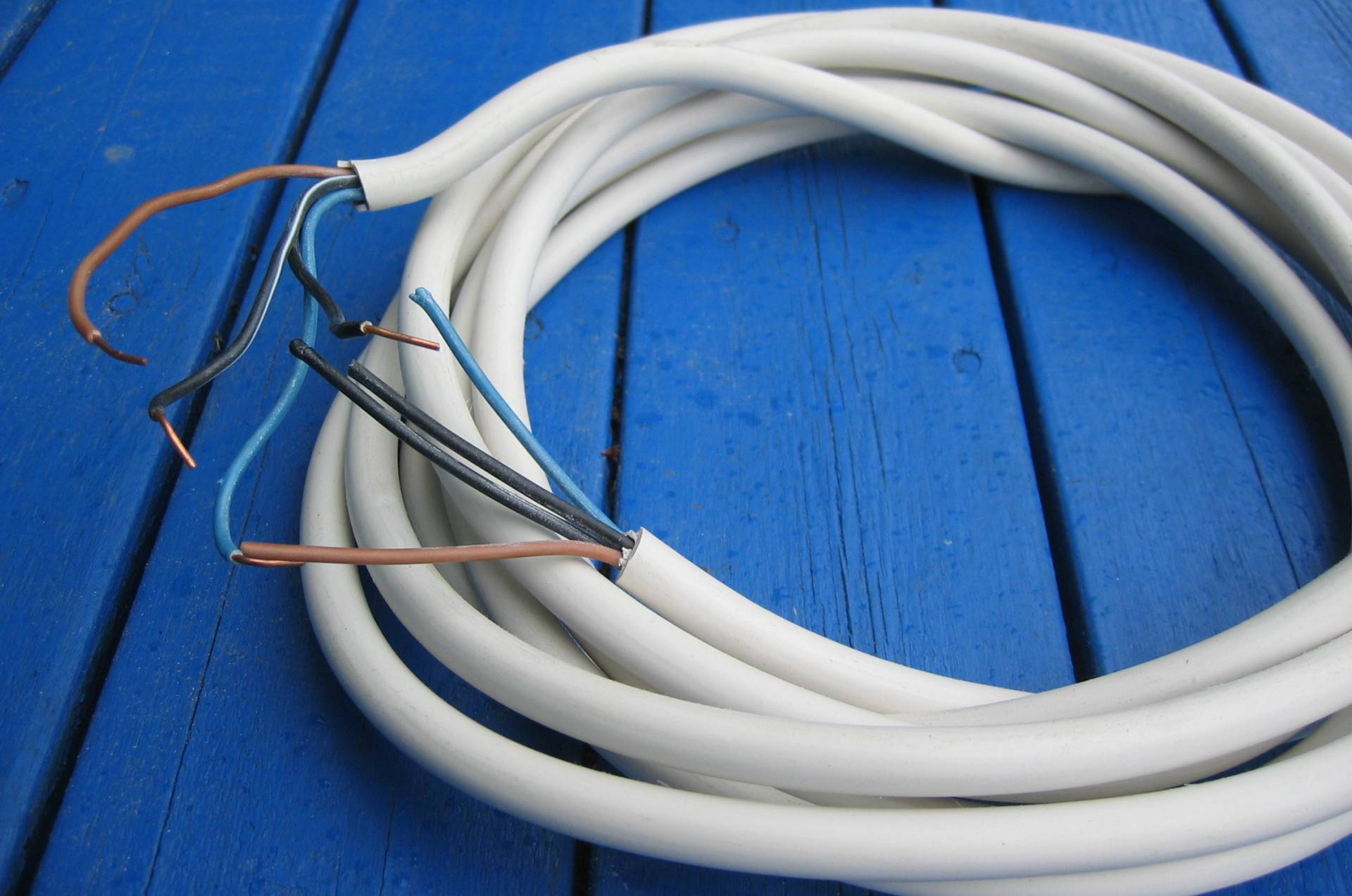 Какой кабель лучше - алюминий или медь, зачем менять проводку