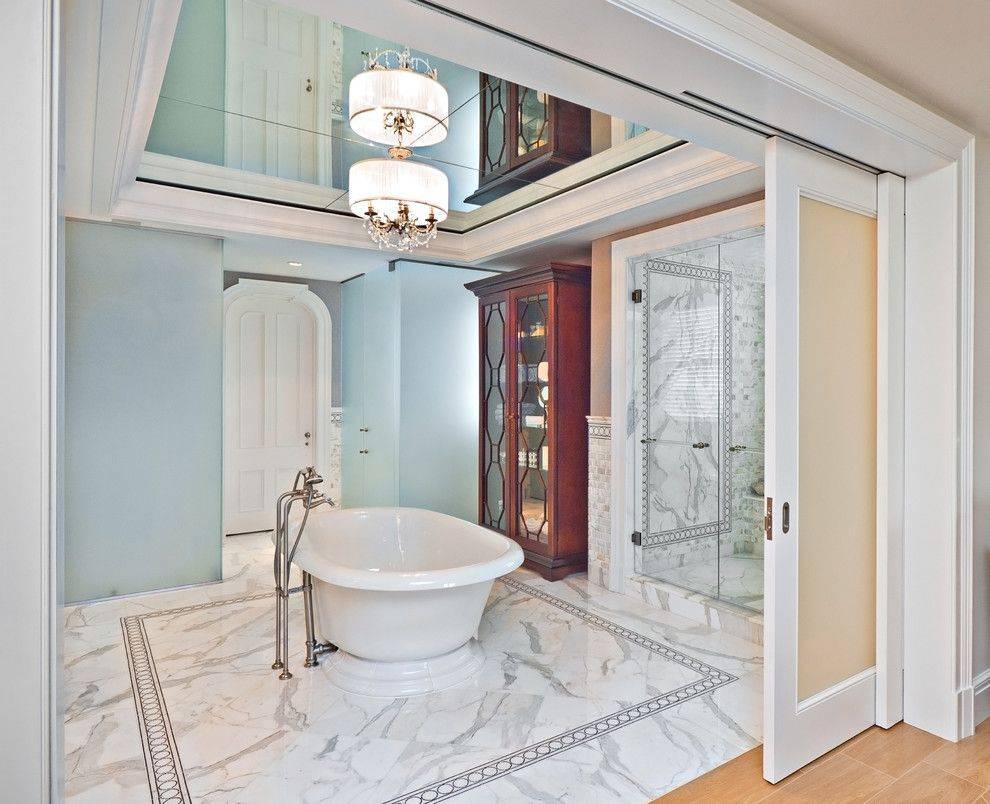 Зеркальный потолок в ванной комнате — практические советы от мастера