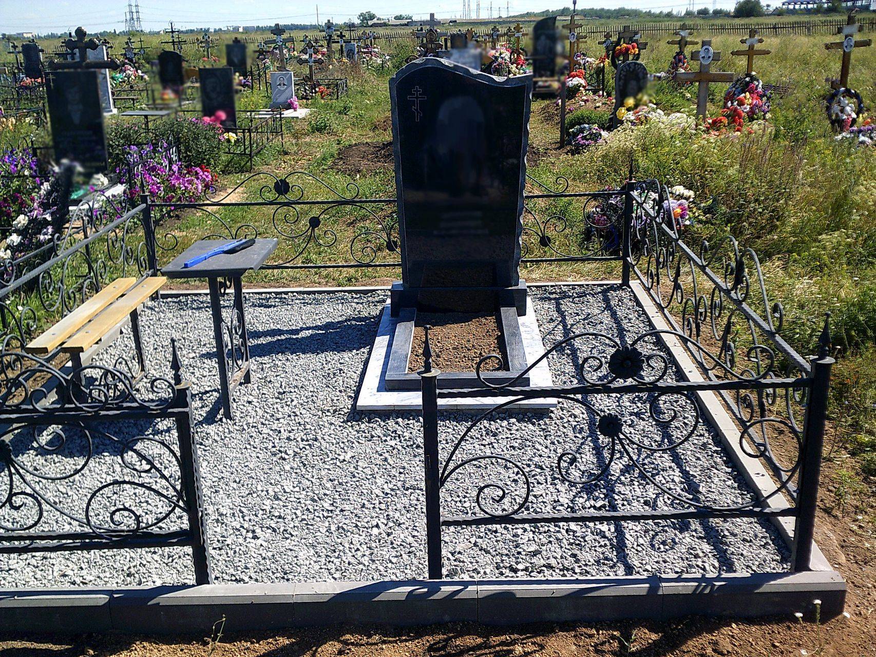 Оформление могил искусственными цветами, цветниками, плиткой на кладбище