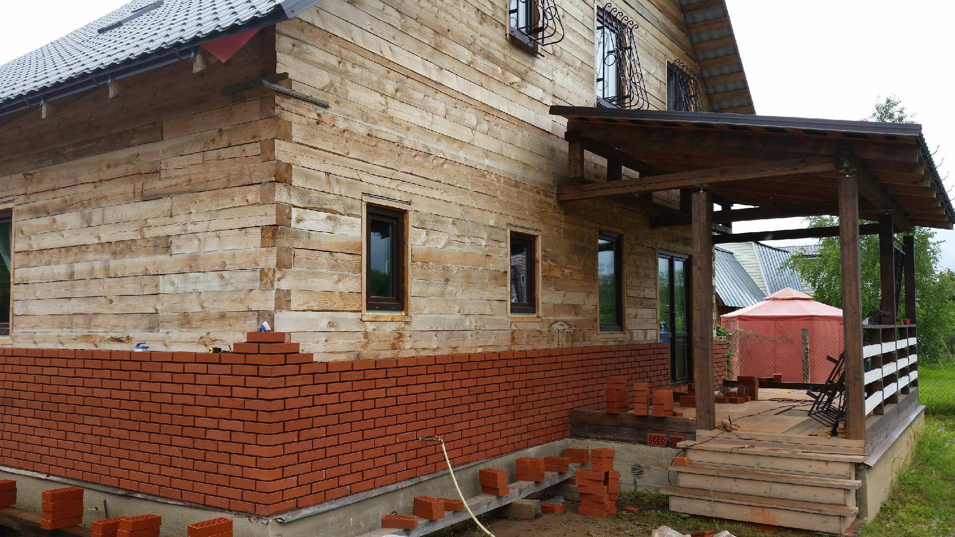 Стены дома из кирпича, газобетонных блоков, бруса, деревянный каркас – стоимость строительства.
