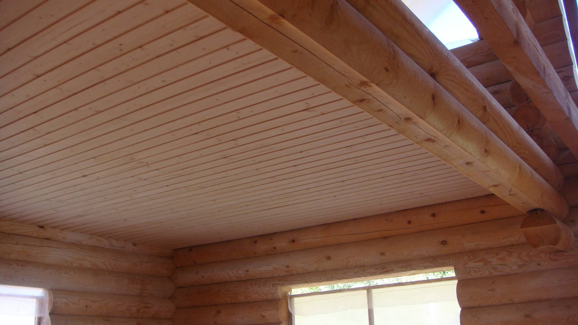 Чем обшить потолок в деревянном доме: брус, материалы и фото