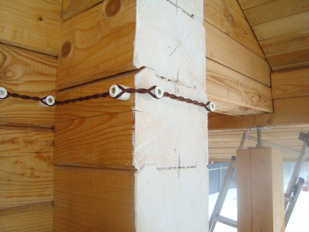Монтаж скрытой проводки в деревянном доме своими руками: познаем по порядку