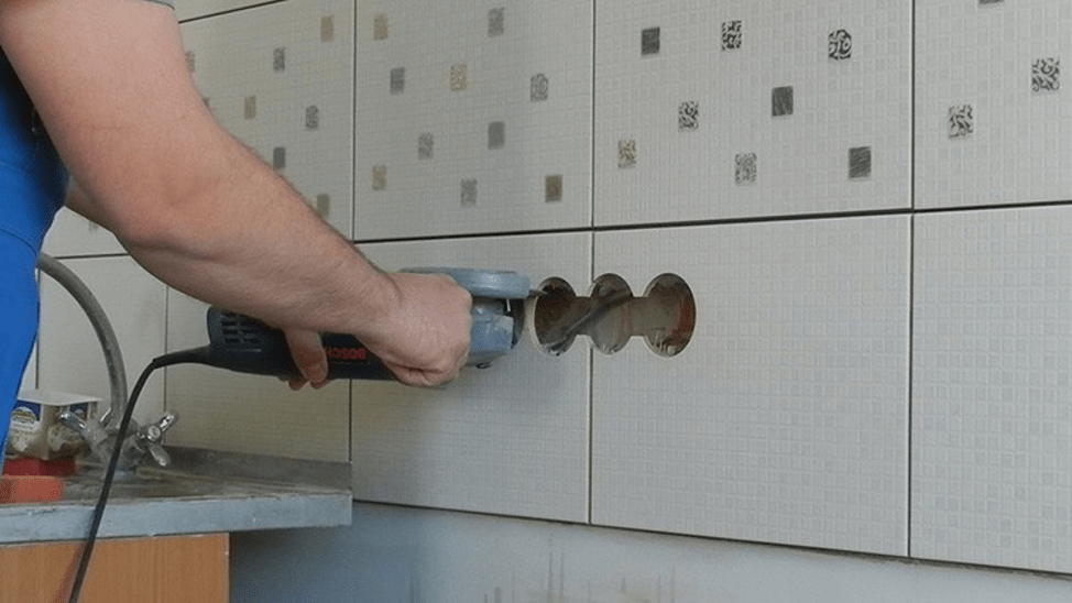 Как вырезать отверстие в плитке под розетку: пошаговая инструкция