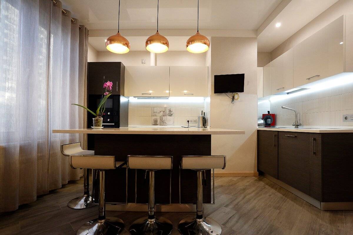 Три светильника над столом на кухне фото