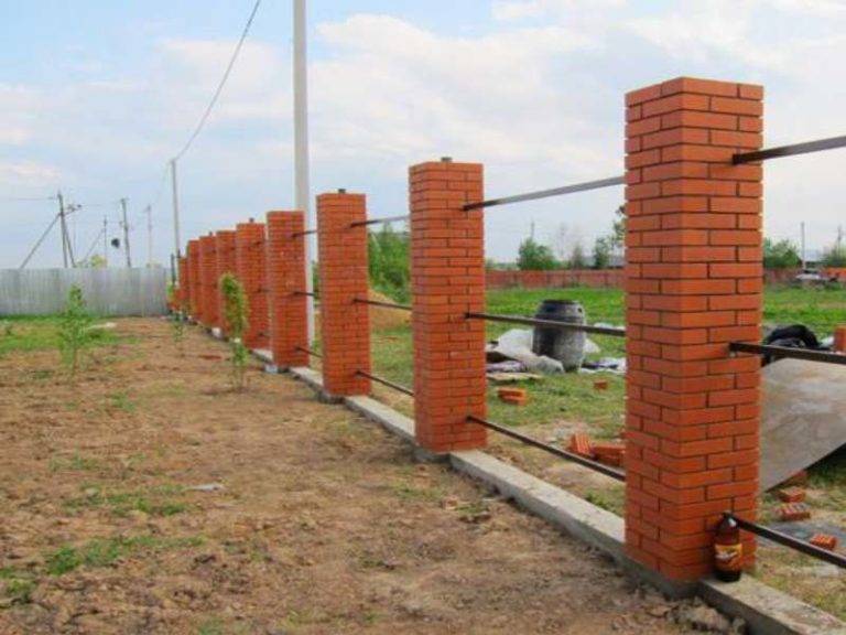 Столбы и забор из кирпича своими руками: пошаговая инструкция