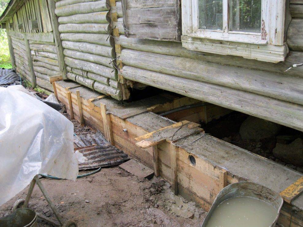 Как поднять деревянный дом и залить фундамент