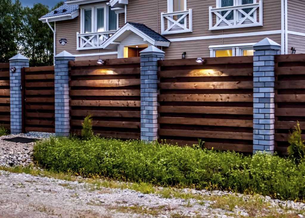 Какой забор лучше поставить в частный дом. забор: основные виды конструкций | дачная жизнь