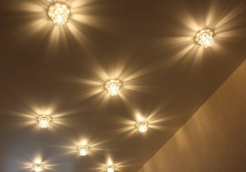 Точечные светильники для гипсокартонных потолков: виды и монтаж