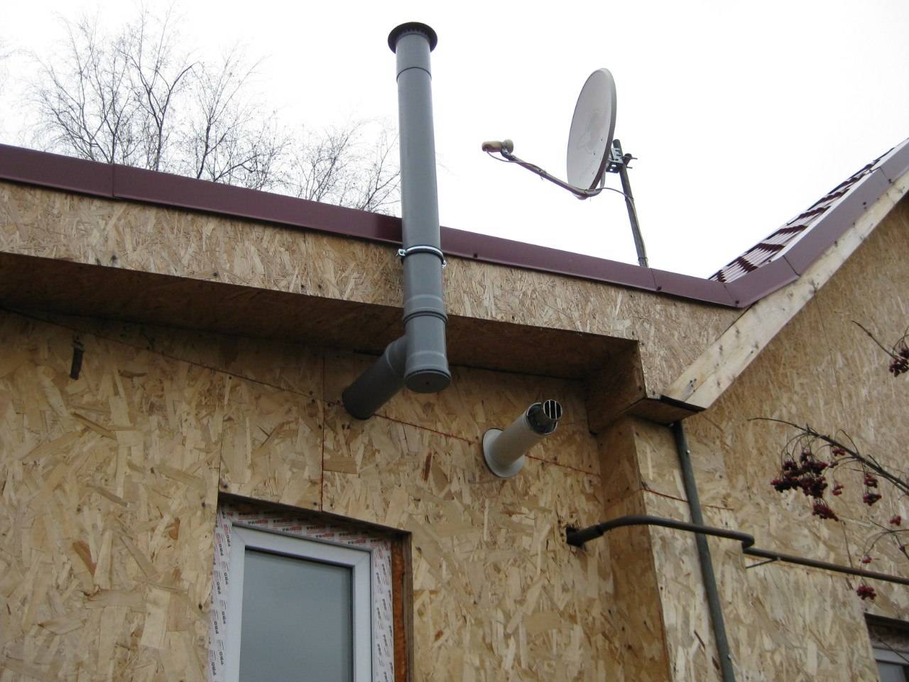 Вентиляция в частном доме с выходом на крышу фото