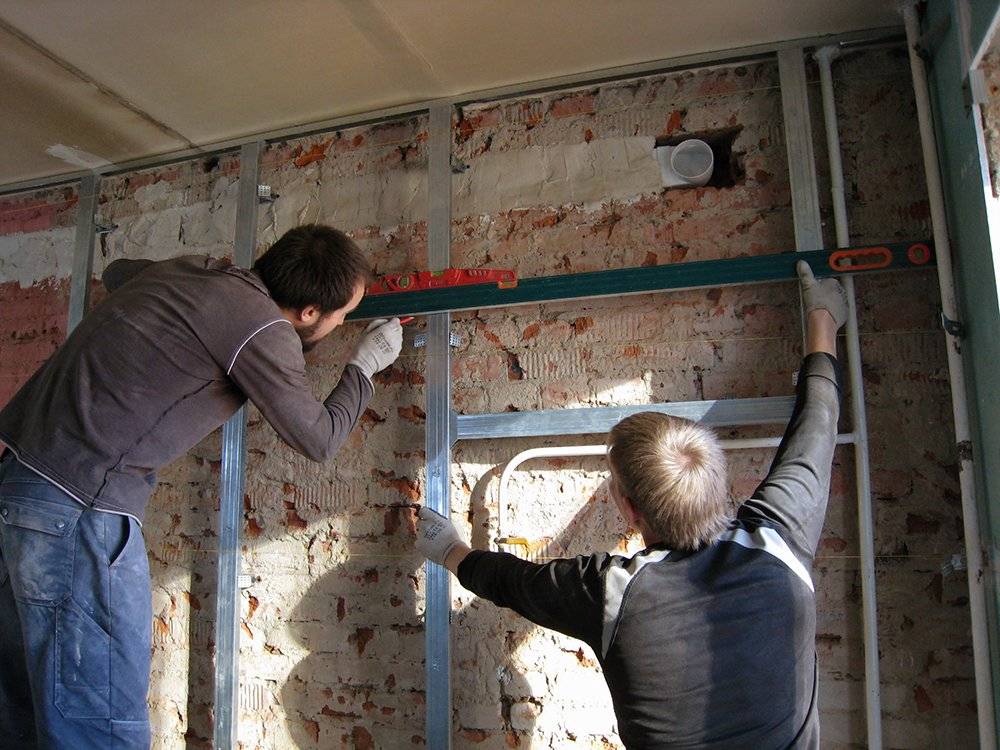 Как выровнять стены своими руками - в квартире под обои: видео инструкция