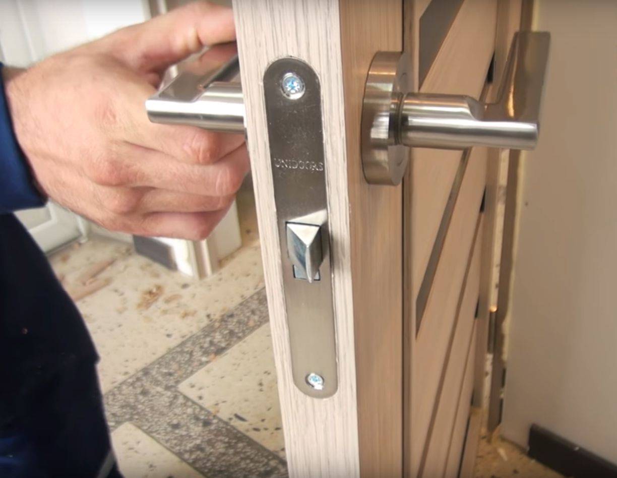 Как врезать замок в деревянную входную и межкомнатную дверь своими руками: видео