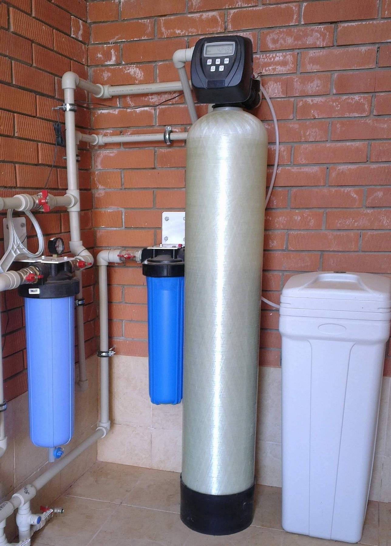 Купить фильтр для воды от извести. Фильтр воды Аквафор для скважины. Аквафор для скважины. Система водоочистки на скважине. Система фильтров для умягчения технической воды.