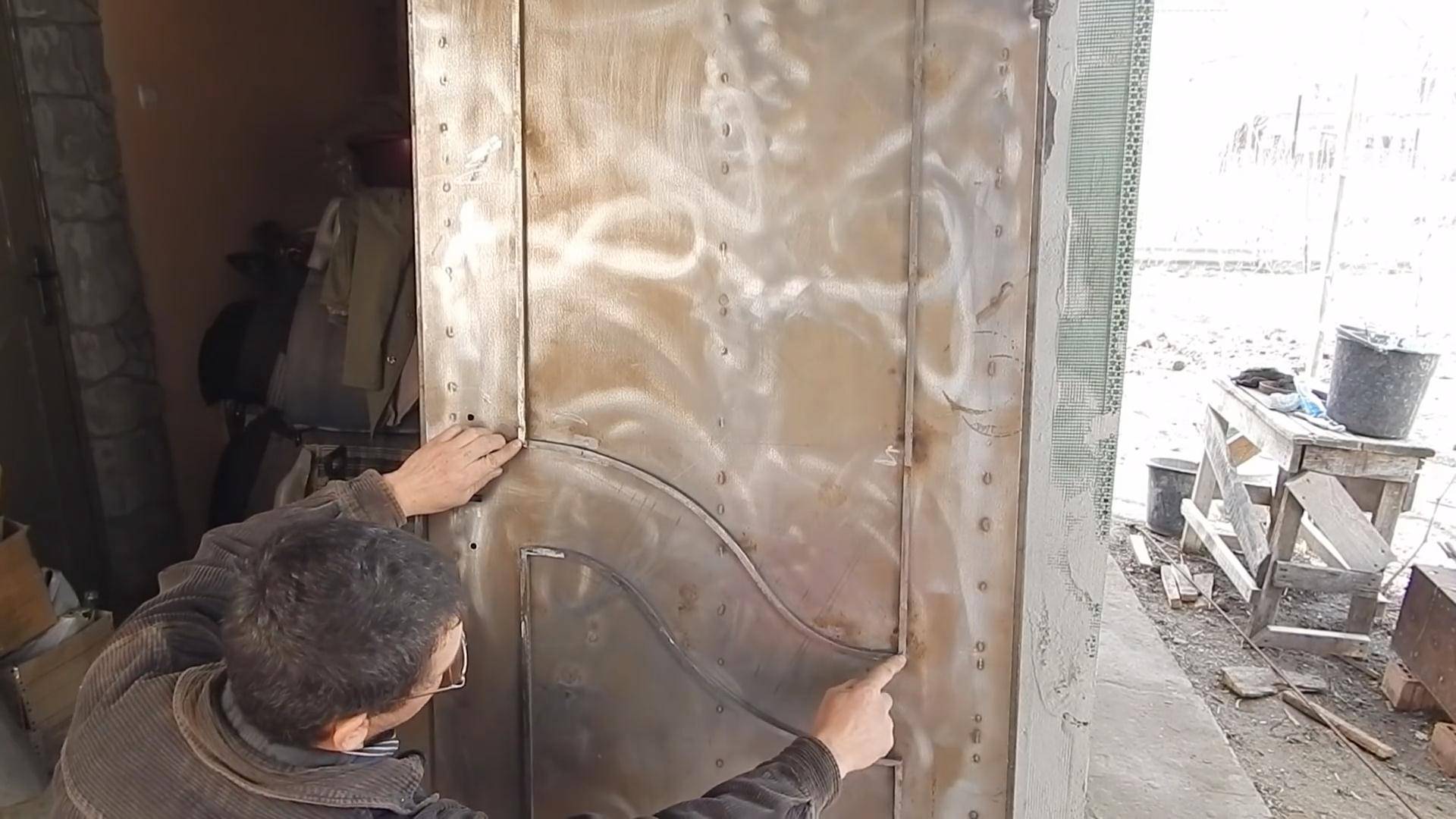 Как и чем покрасить металлическую дверь верно самостоятельно