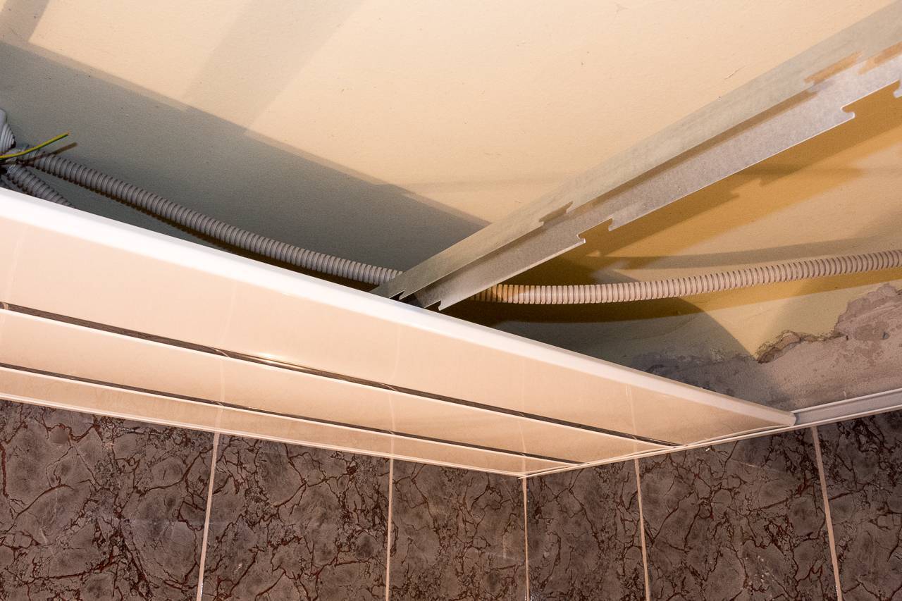 Установка реечного потолка в ванной комнате своими руками — какой лучше выбрать (пошаговое видео, фото)