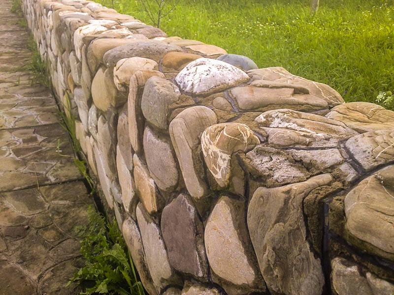 Забор из камня — особнености конструкций и красивые варианты оформления