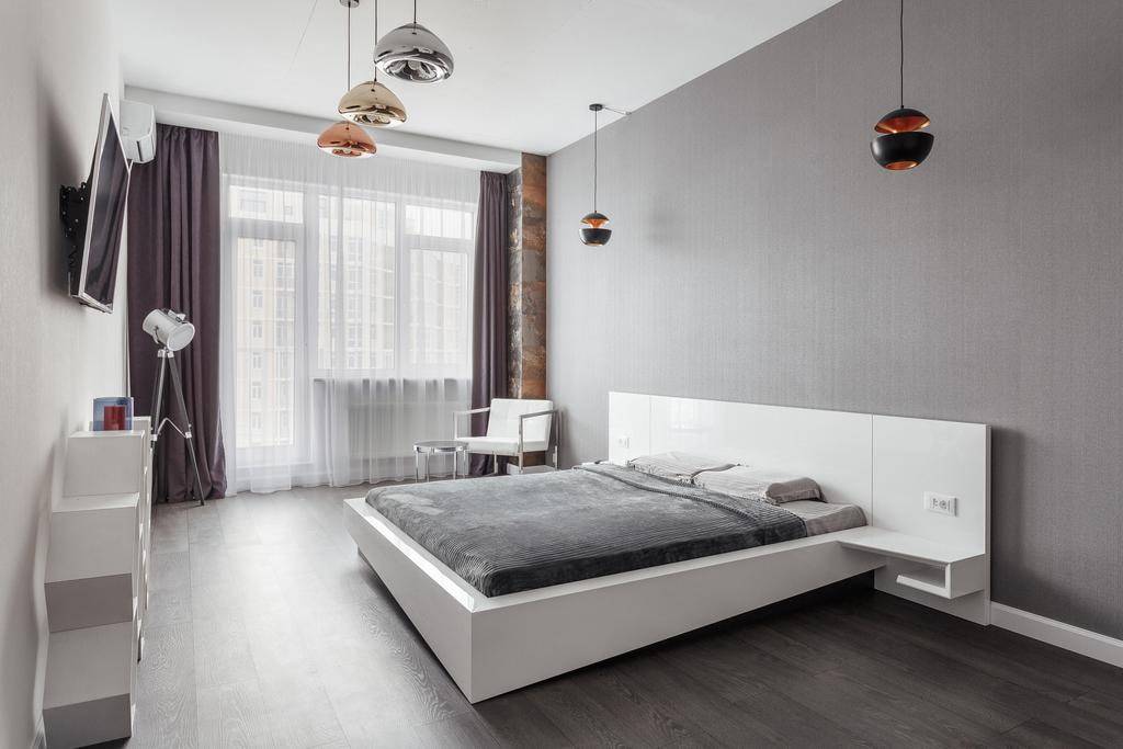 Спальня в стиле минимализм – фото сочетания со стилем лофт, оригинальная мебель, обои и люстра для спальни