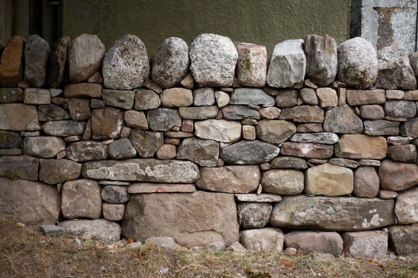 Забор из камня: современные виды, особенности и инструкции установки забора (видео + 85 фото)