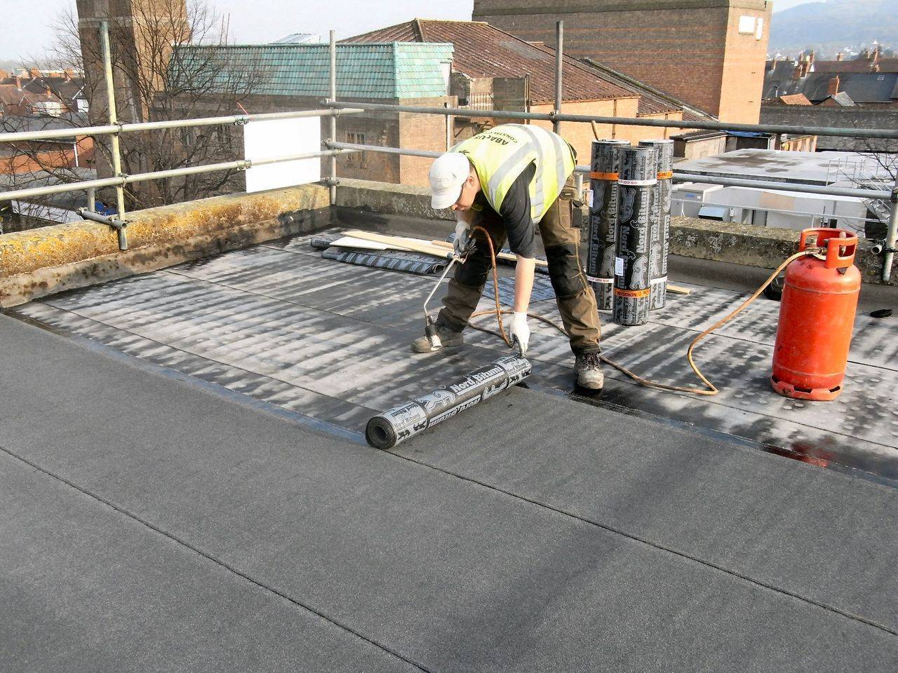 Чем покрыть крышу гаража из бетонных плит? материалы и технология укладки