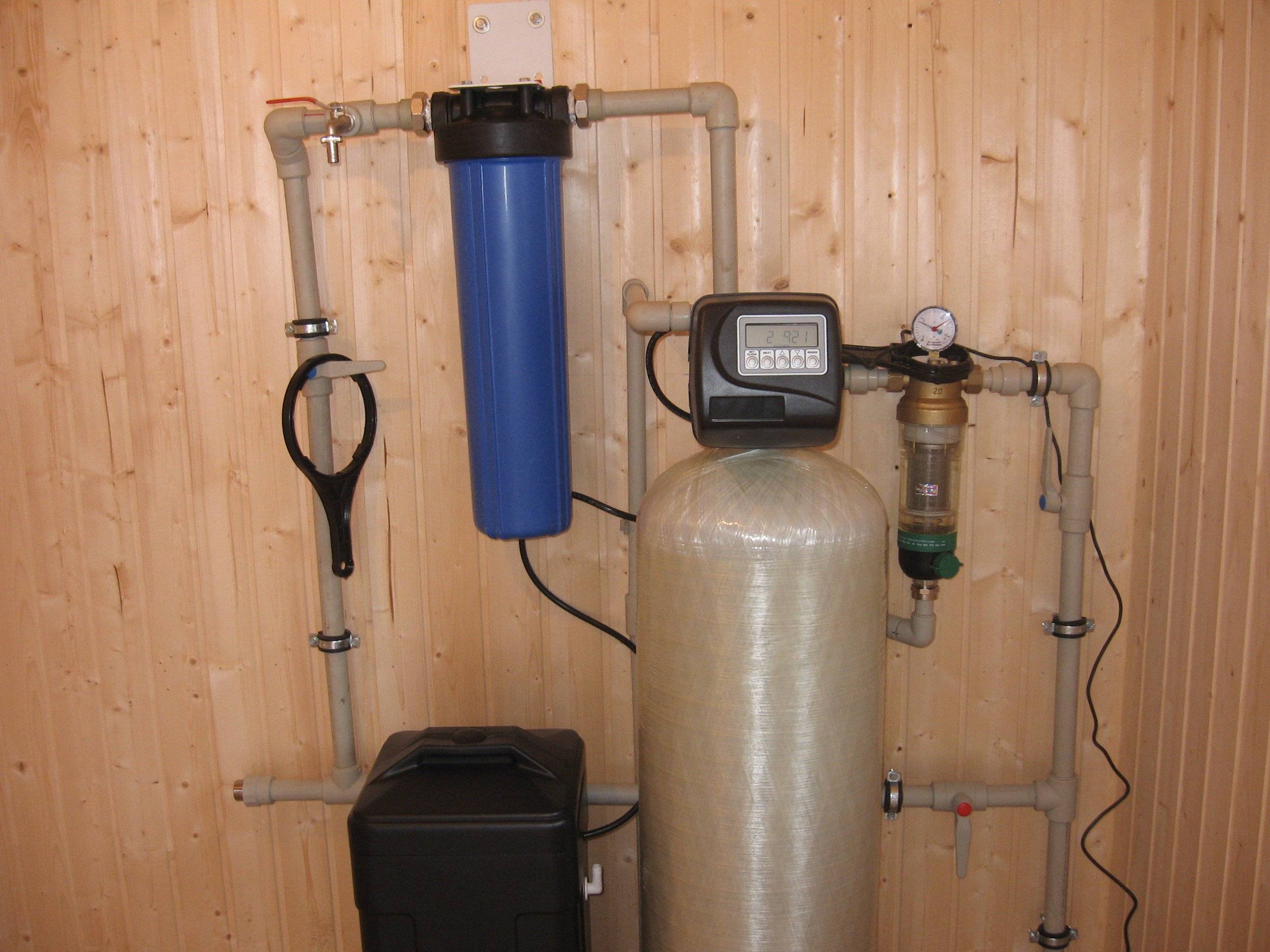 Очистить воду на даче. Фильтр обезжелезиватель для воды из скважины. Система очистки воды из скважины от железа и сероводорода. Система на фильтрующая для воды из скважины. Фильтр для воды из скважины от железа и сероводорода.