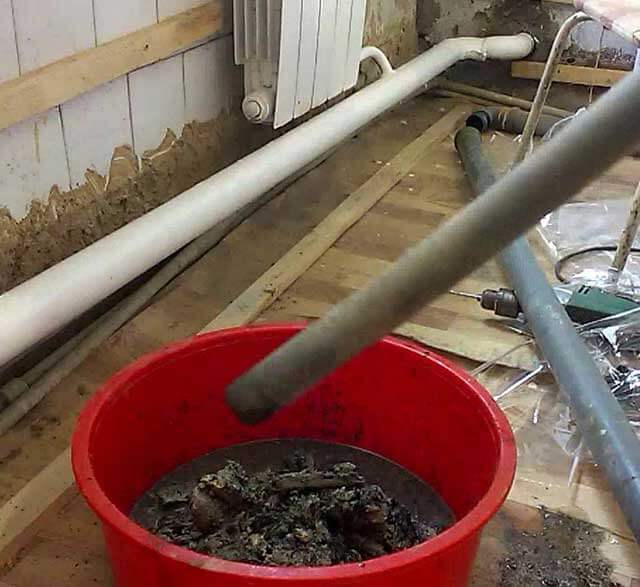Чем прочистить канализационные трубы в домашних условиях: какие средства лучше