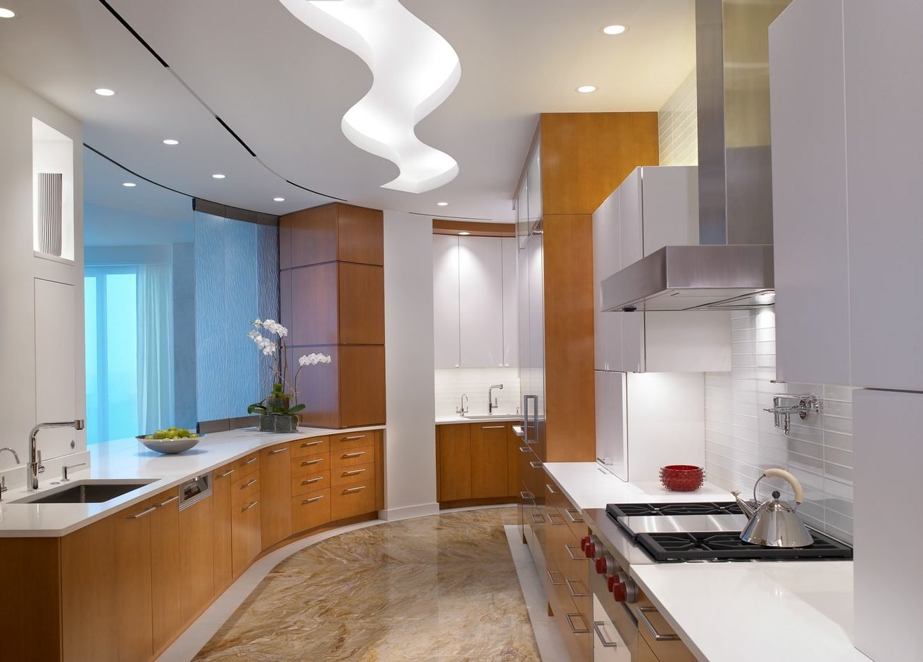 натяжной потолок с подсветкой на кухне дизайн