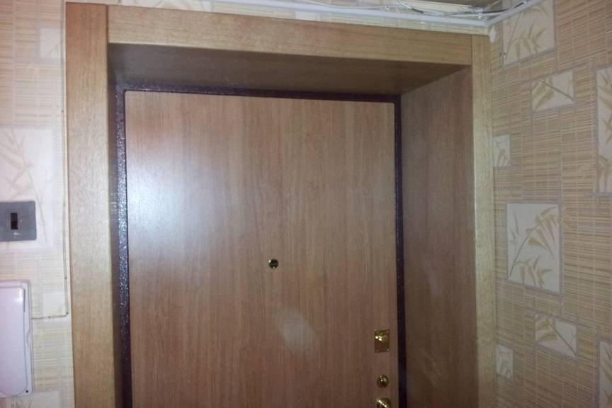 Отделка откосов входной двери изнутри своими руками: варианты установки (фото, видео)