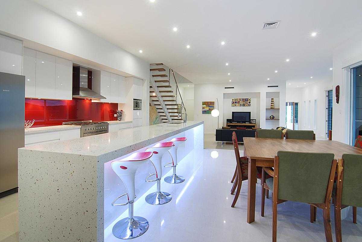 Освещение кухни гостиной с натяжными потолками в современном стиле фото