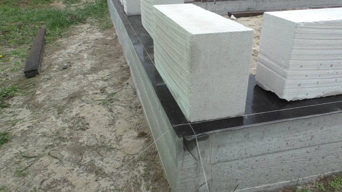 Первый ряд газобетона на фундамент: кладка блоков на цементный раствор
