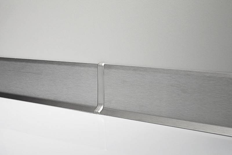 Алюминиевый плинтус для пола: виды, недостатки, особенности монтажа металлических изделий (фото)