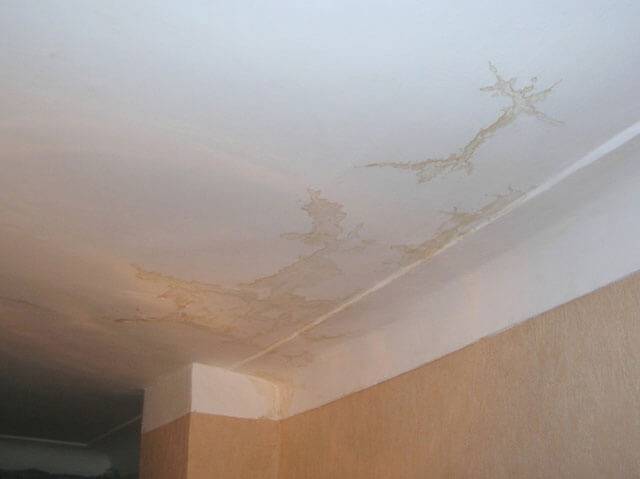 Ремонт покрашенного потолка и исправление ошибок покраски