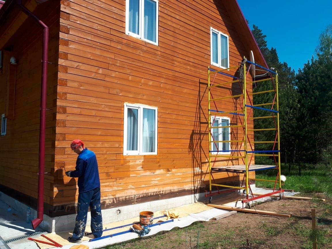 Как покрасить дом из бруса: выбор состава и технология окрашивания