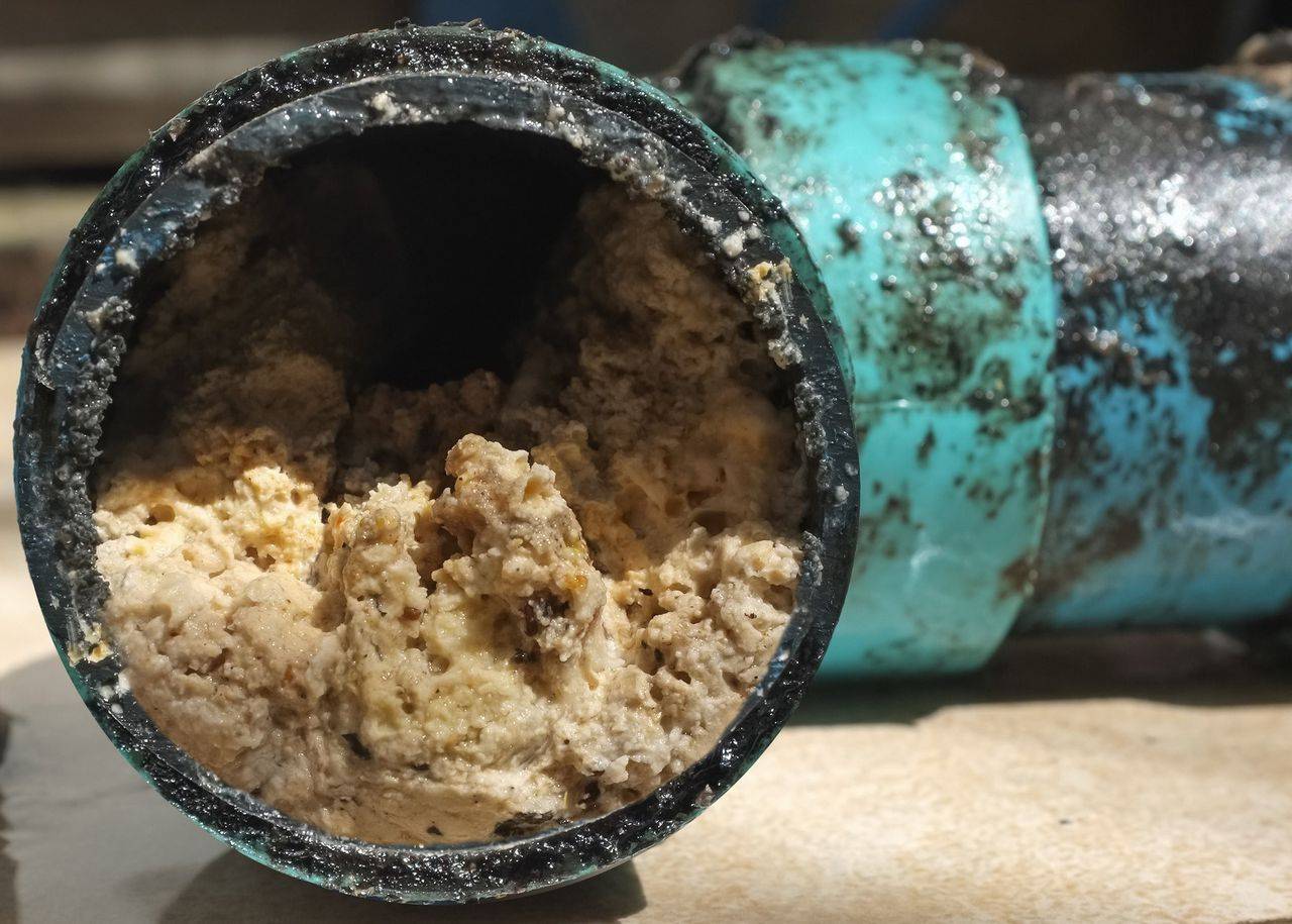 Какое средство для чистки труб от засоров лучше выбрать – варианты прочистки канализации