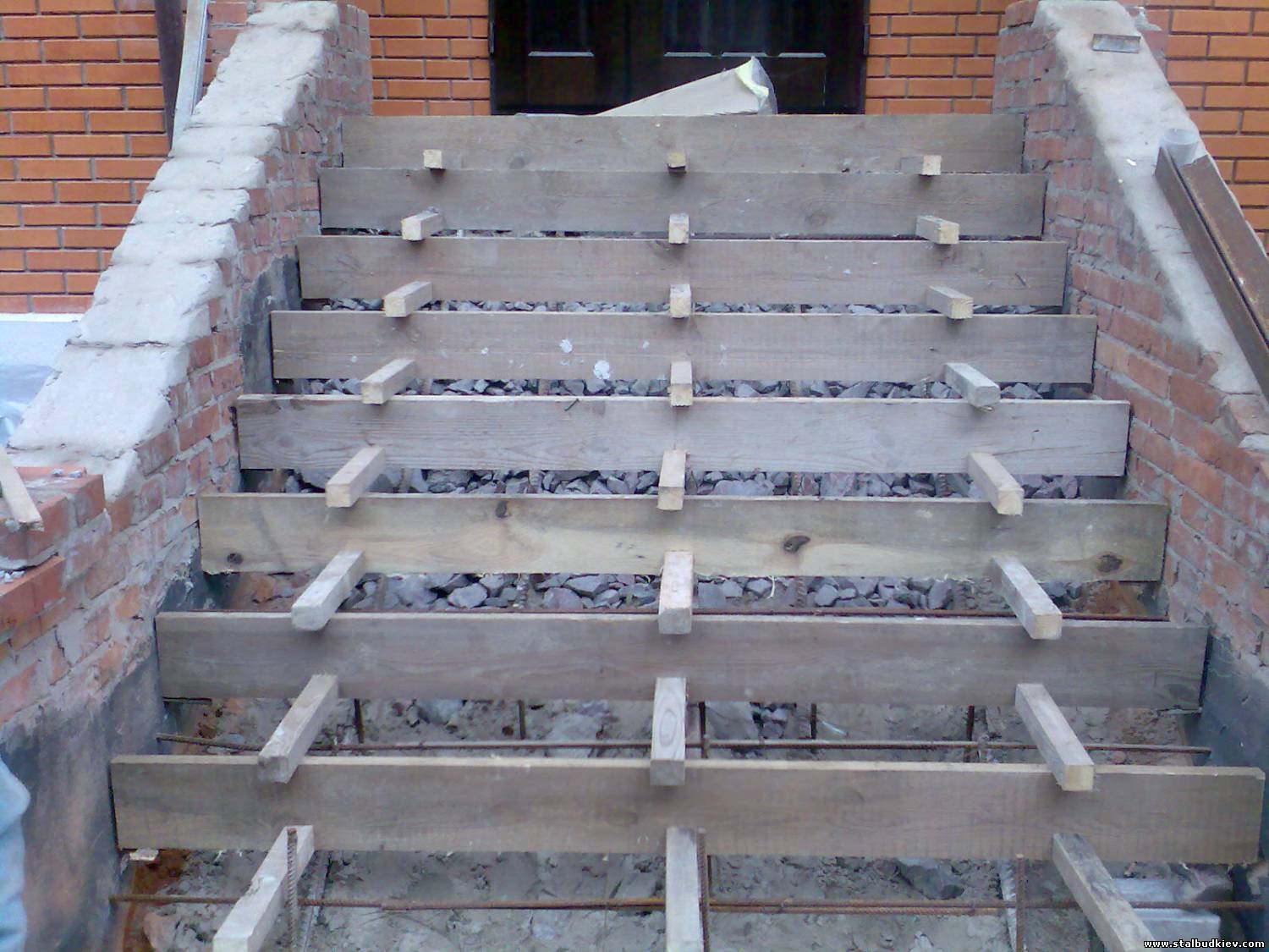 Как сделать ступеньки для крыльца - из бетона, дерева, металла, кирпича (+фото,чертежи) | стройсоветы